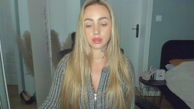 Coralie_Classy live cam on Cam4