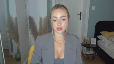 Coralie_Classy live cam on Cam4