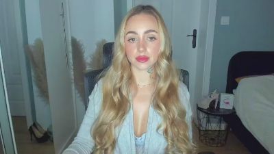Coralie_Classy live cam on Cam4