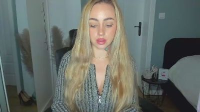 Coralie_Classy live cam on Cam4