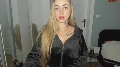 Coralie_Classy live cam on Cam4