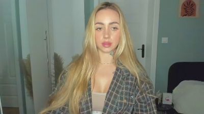 Coralie_Classy live cam on Cam4