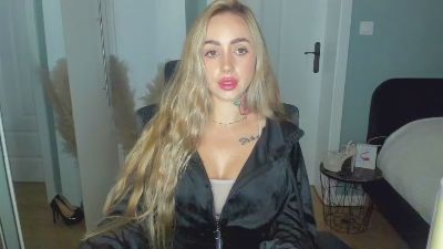 Coralie_Classy live cam on Cam4
