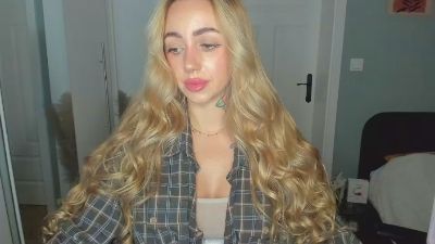 Coralie_Classy live cam on Cam4