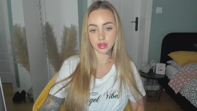Coralie_Classy live cam on Cam4