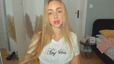 Coralie_Classy live cam on Cam4