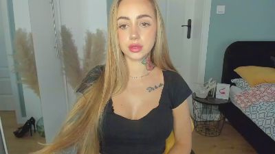 Coralie_Classy live cam on Cam4