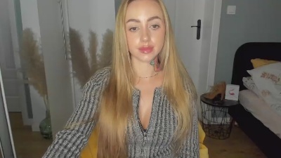 Coralie_Classy live cam on Cam4