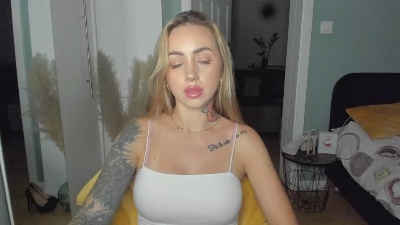 Coralie_Classy live cam on Cam4