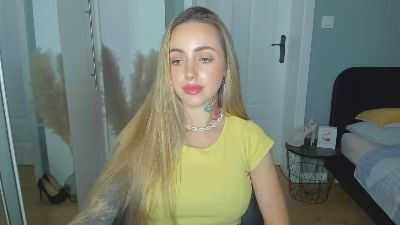 Coralie_Classy live cam on Cam4