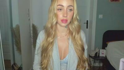 Coralie_Classy live cam on Cam4