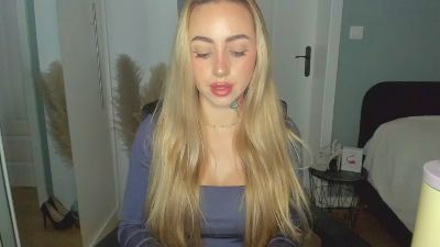 Coralie_Classy live cam on Cam4