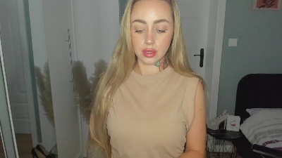 Coralie_Classy live cam on Cam4
