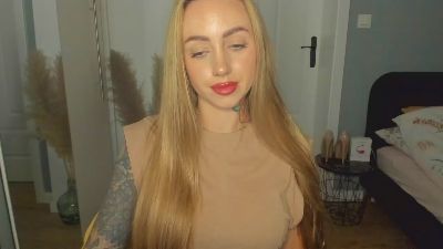 Coralie_Classy live cam on Cam4
