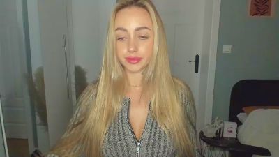 Coralie_Classy live cam on Cam4