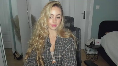 Coralie_Classy live cam on Cam4