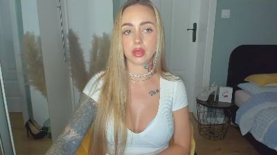 Coralie_Classy live cam on Cam4