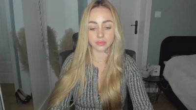 Coralie_Classy live cam on Cam4