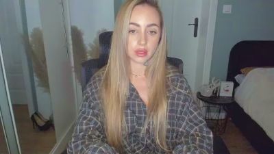 Coralie_Classy live cam on Cam4