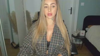 Coralie_Classy live cam on Cam4