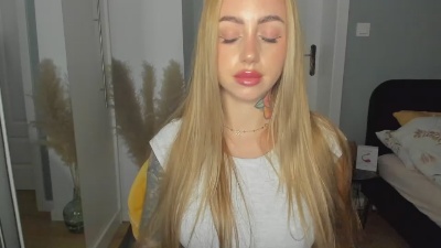 Coralie_Classy live cam on Cam4
