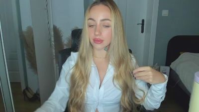 Coralie_Classy live cam on Cam4