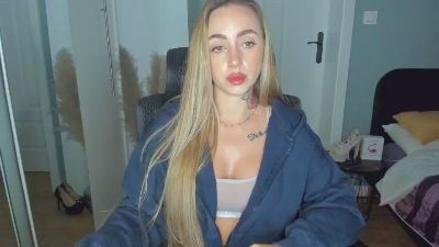 Coralie_Classy live cam on Cam4