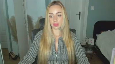 Coralie_Classy live cam on Cam4