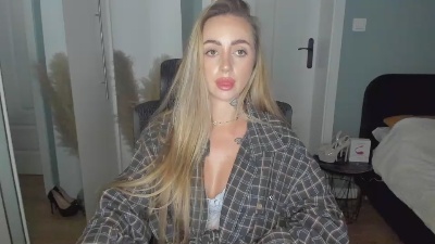 Coralie_Classy live cam on Cam4