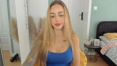 Coralie_Classy live cam on Cam4