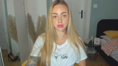 Coralie_Classy live cam on Cam4