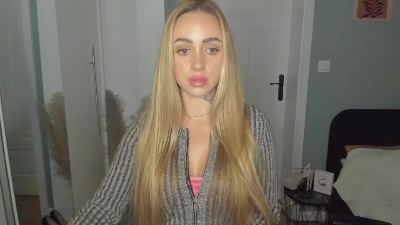 Coralie_Classy live cam on Cam4