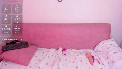 CoralineRed live cam on Cam4