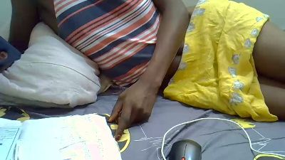 Creamypussie1 live cam on Cam4