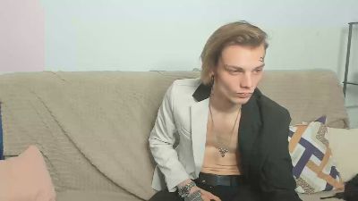Crow_Lantern live cam on Cam4