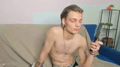 Crow_Lantern live cam on Cam4
