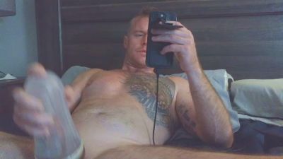 DILFiGuess1 live cam on Cam4