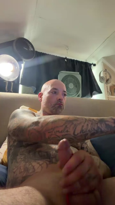 DaddyDick069 live cam on Cam4