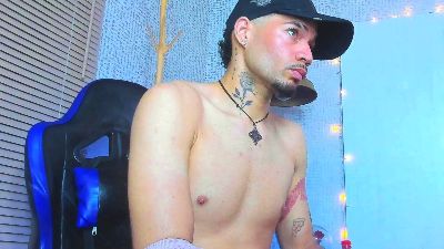 Daniel_huge22 live cam on Cam4