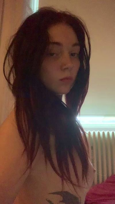 Darkredyoung live cam on Cam4