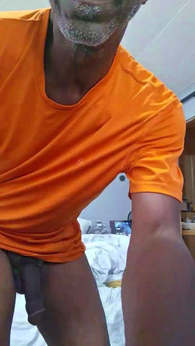 Deacon805 live cam on Cam4