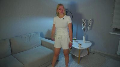 DeloraPriestley live cam on Cam4