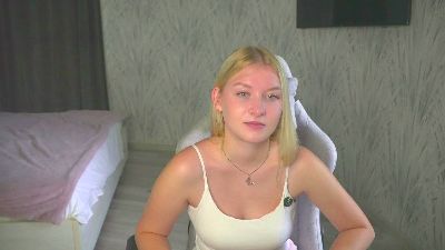 DeloraPriestley live cam on Cam4