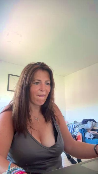 Desiree1951 live cam on Cam4