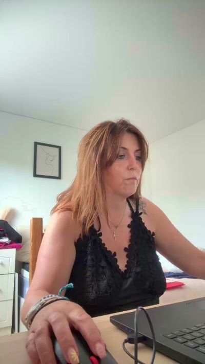 Desiree1951 live cam on Cam4