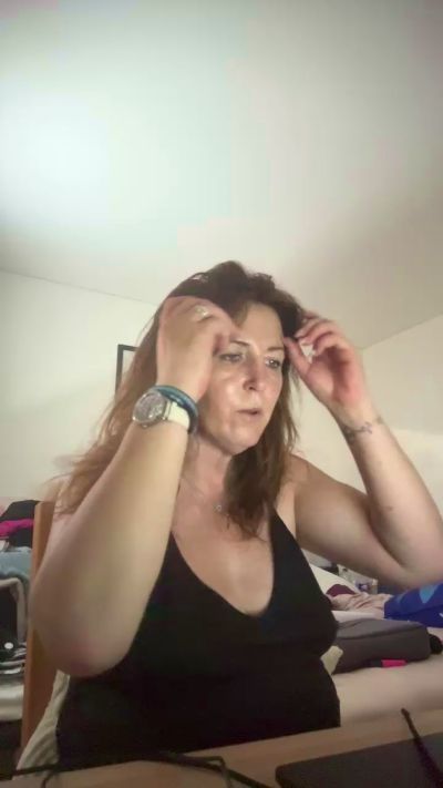 Desiree1951 live cam on Cam4