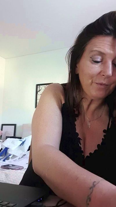 Desiree1951 live cam on Cam4