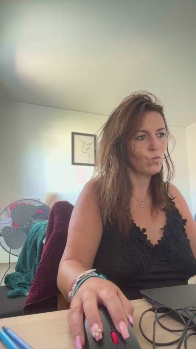 Desiree1951 live cam on Cam4