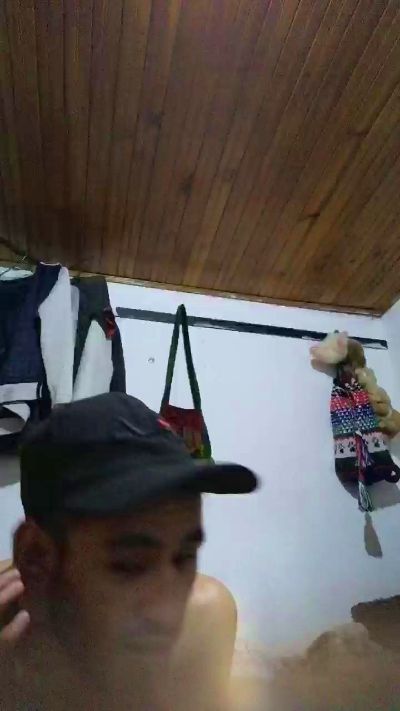 Deyvid320243 live cam on Cam4