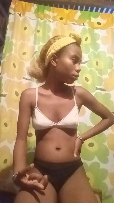 Dinah974 live female webcam from Madagascar